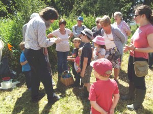  Mini Beast afternoon with Teresa and Robert Marshall and the Pre School Toddler Group and  families